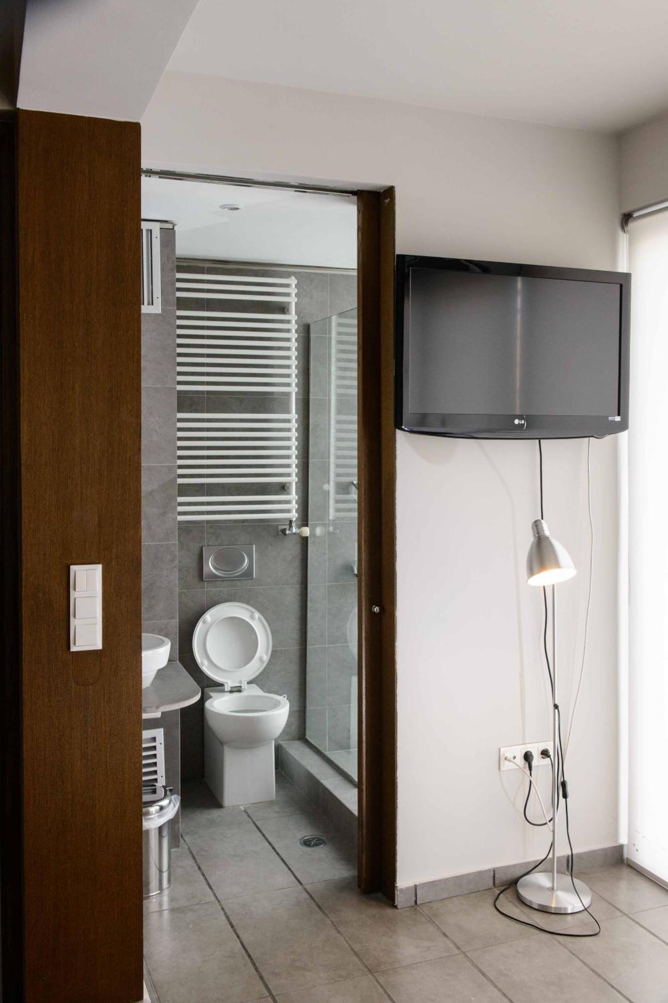 Bright Loft With Terrance - Next To Metro Kerameikos Atenas Exterior foto